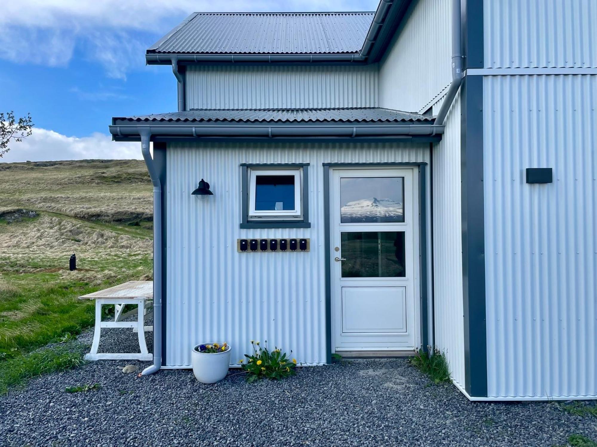 Lindarholl Guesthouse Stori-Bakki ภายนอก รูปภาพ